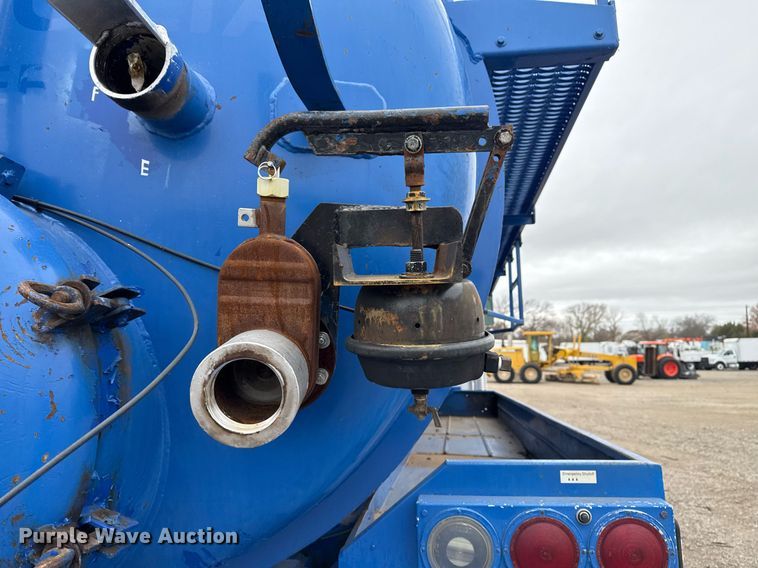 image for item EG2367 1994 White GMC WG vacuum truck