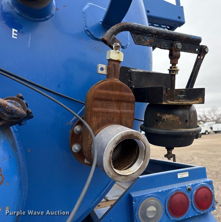 image for item EG2367 1994 White GMC WG vacuum truck