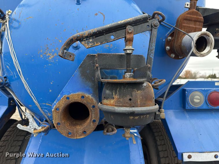 image for item EG2367 1994 White GMC WG vacuum truck