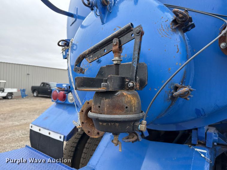 image for item EG2367 1994 White GMC WG vacuum truck