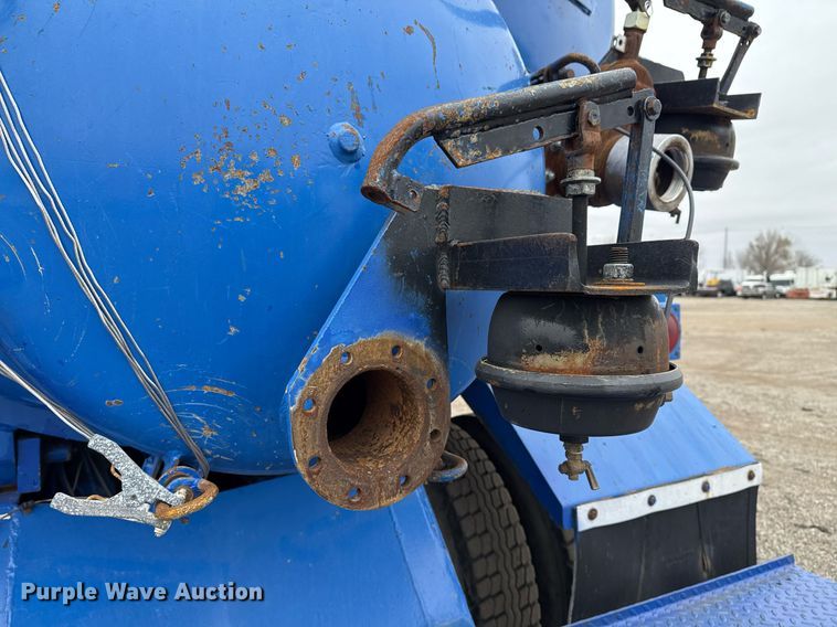 image for item EG2367 1994 White GMC WG vacuum truck