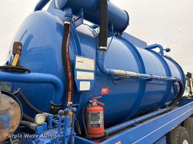 image for item EG2367 1994 White GMC WG vacuum truck