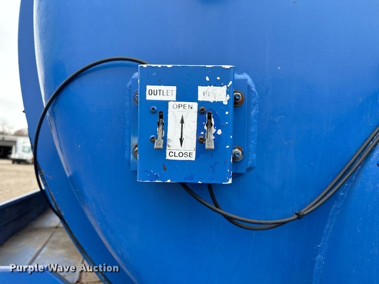 image for item EG2367 1994 White GMC WG vacuum truck