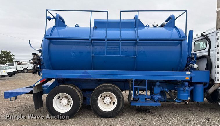 image for item EG2367 1994 White GMC WG vacuum truck