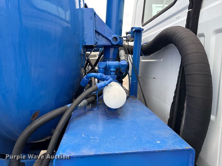 image for item EG2367 1994 White GMC WG vacuum truck