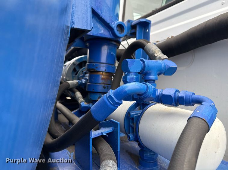 image for item EG2367 1994 White GMC WG vacuum truck