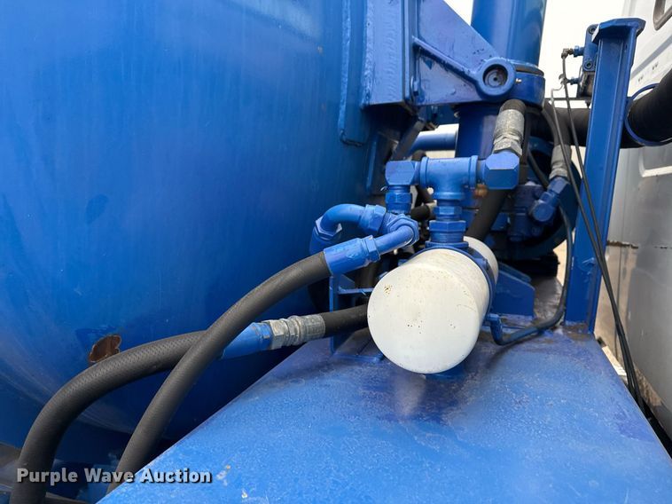 image for item EG2367 1994 White GMC WG vacuum truck