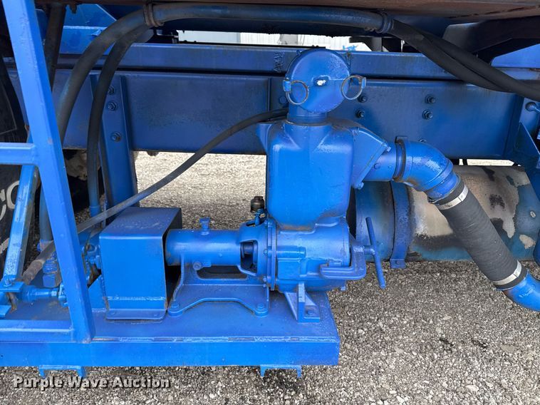 image for item EG2367 1994 White GMC WG vacuum truck