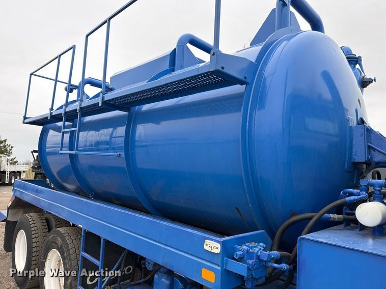 image for item EG2367 1994 White GMC WG vacuum truck