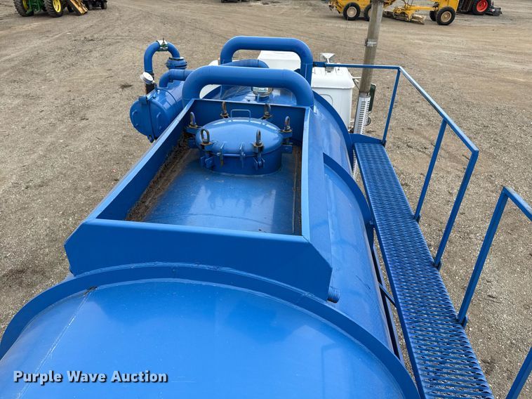 image for item EG2367 1994 White GMC WG vacuum truck