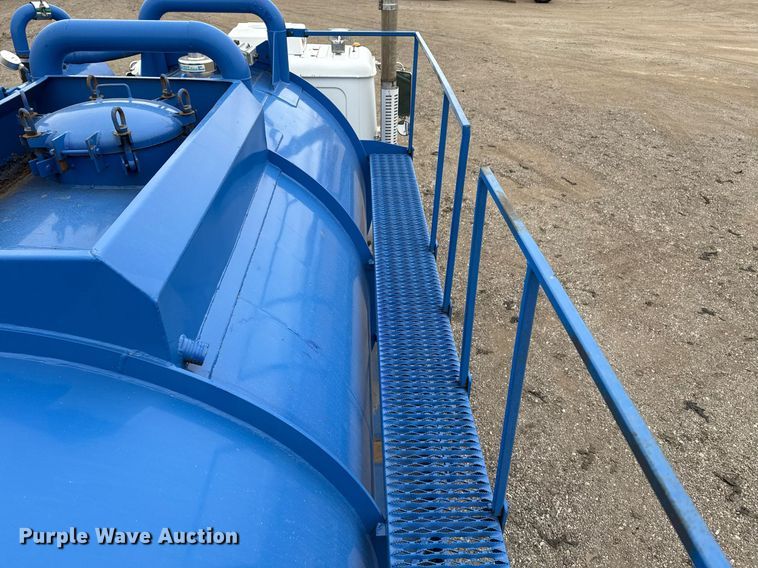 image for item EG2367 1994 White GMC WG vacuum truck