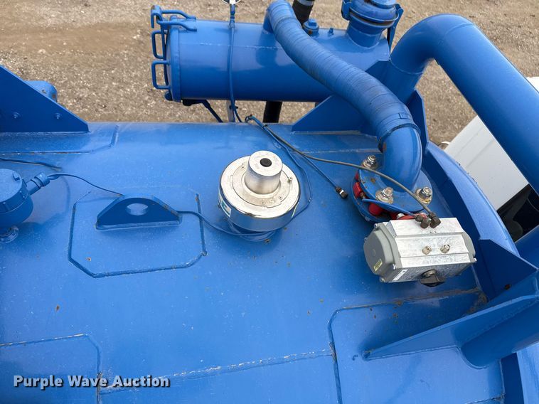 image for item EG2367 1994 White GMC WG vacuum truck