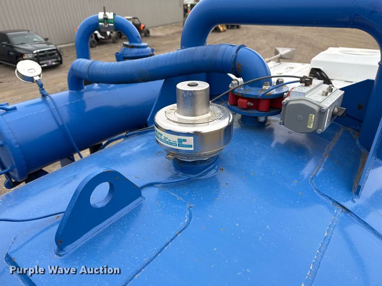 image for item EG2367 1994 White GMC WG vacuum truck