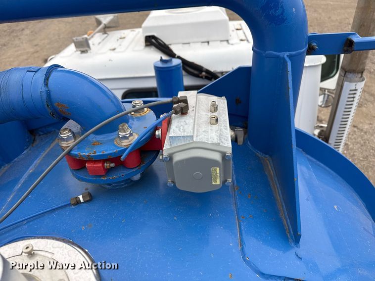 image for item EG2367 1994 White GMC WG vacuum truck