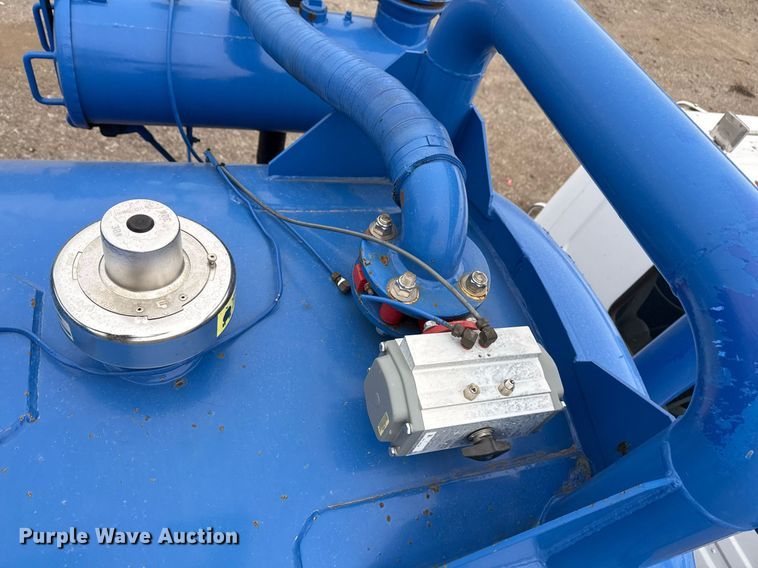 image for item EG2367 1994 White GMC WG vacuum truck