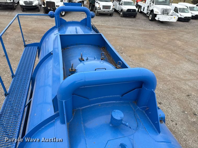 image for item EG2367 1994 White GMC WG vacuum truck