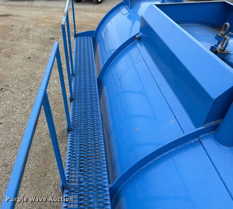 image for item EG2367 1994 White GMC WG vacuum truck