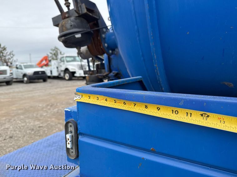 image for item EG2367 1994 White GMC WG vacuum truck