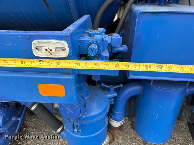 image for item EG2367 1994 White GMC WG vacuum truck