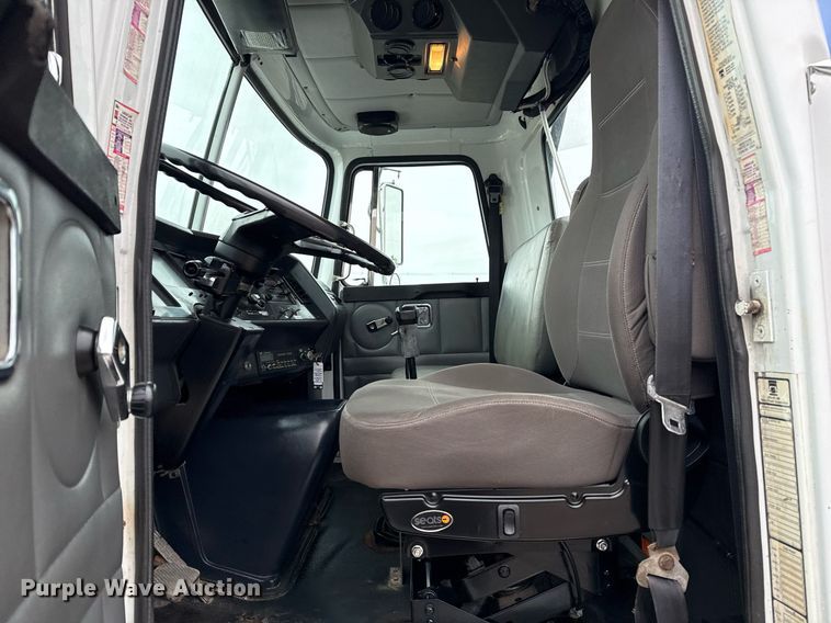 image for item EG2367 1994 White GMC WG vacuum truck