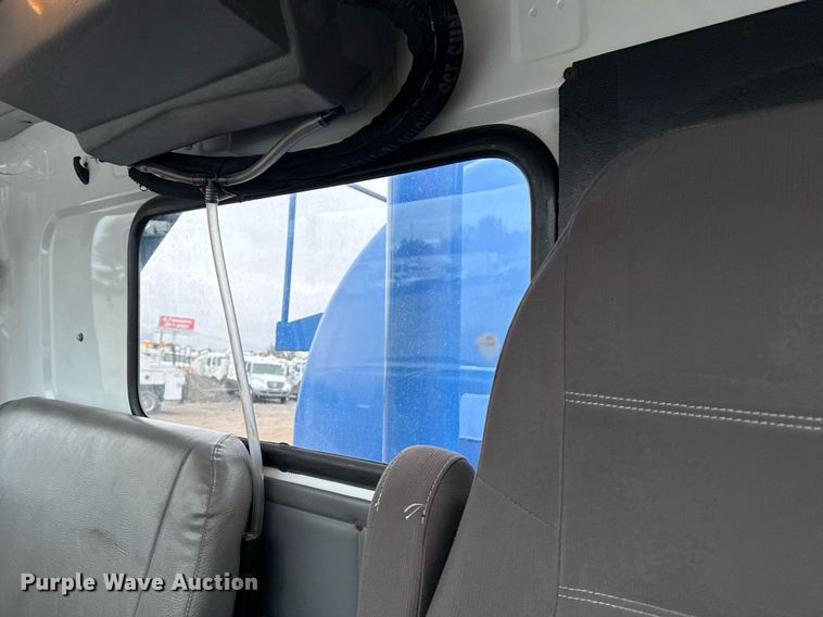 image for item EG2367 1994 White GMC WG vacuum truck