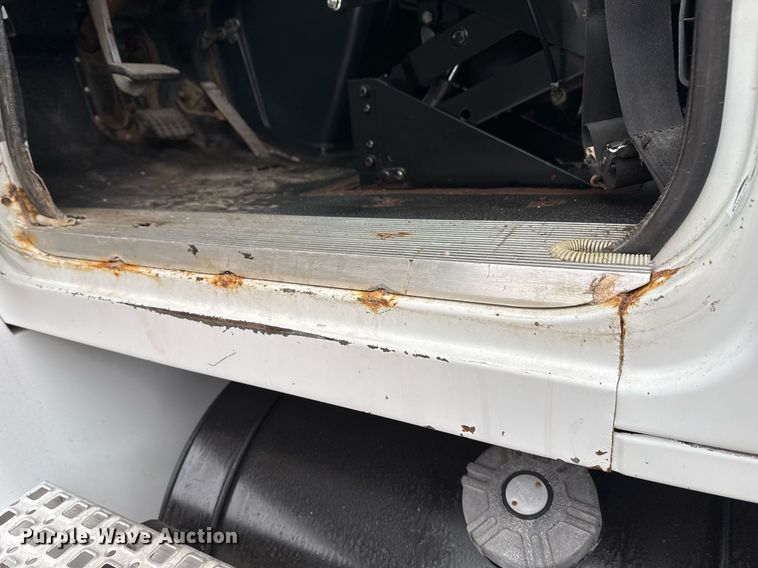 image for item EG2367 1994 White GMC WG vacuum truck