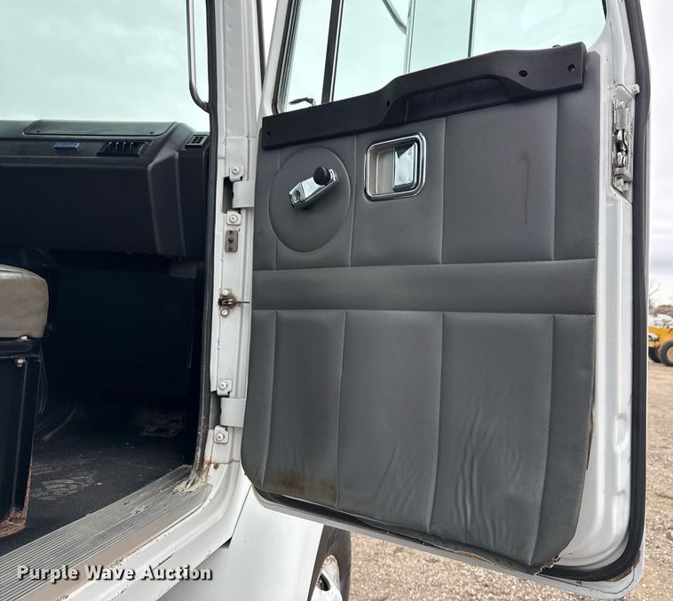 image for item EG2367 1994 White GMC WG vacuum truck