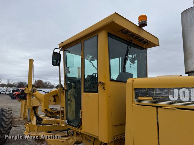 image for item EG2368 1995 John Deere 770BH motor grader