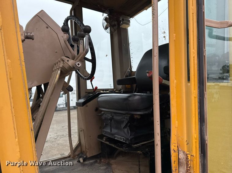 image for item EG2368 1995 John Deere 770BH motor grader