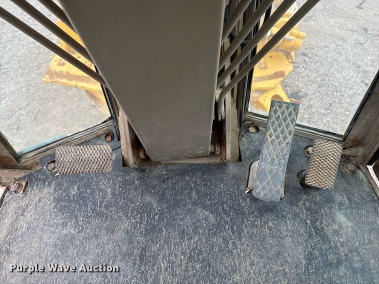 image for item EG2368 1995 John Deere 770BH motor grader