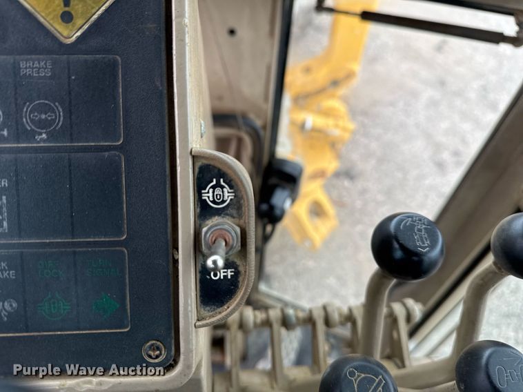 image for item EG2368 1995 John Deere 770BH motor grader