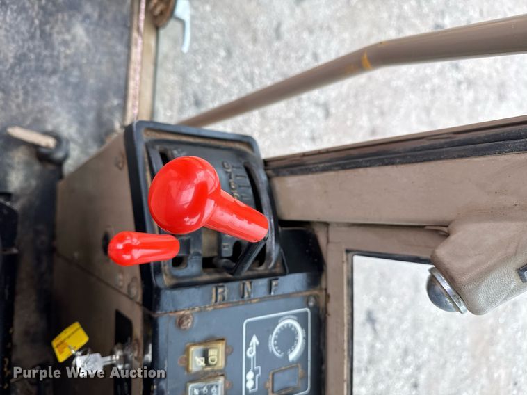 image for item EG2368 1995 John Deere 770BH motor grader