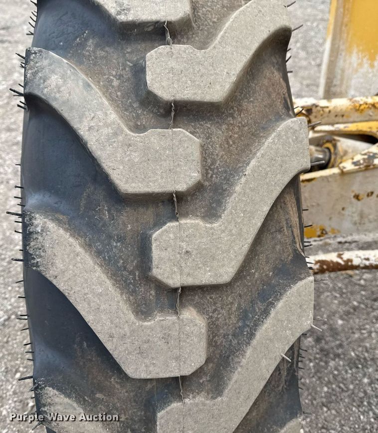 image for item EG2368 1995 John Deere 770BH motor grader