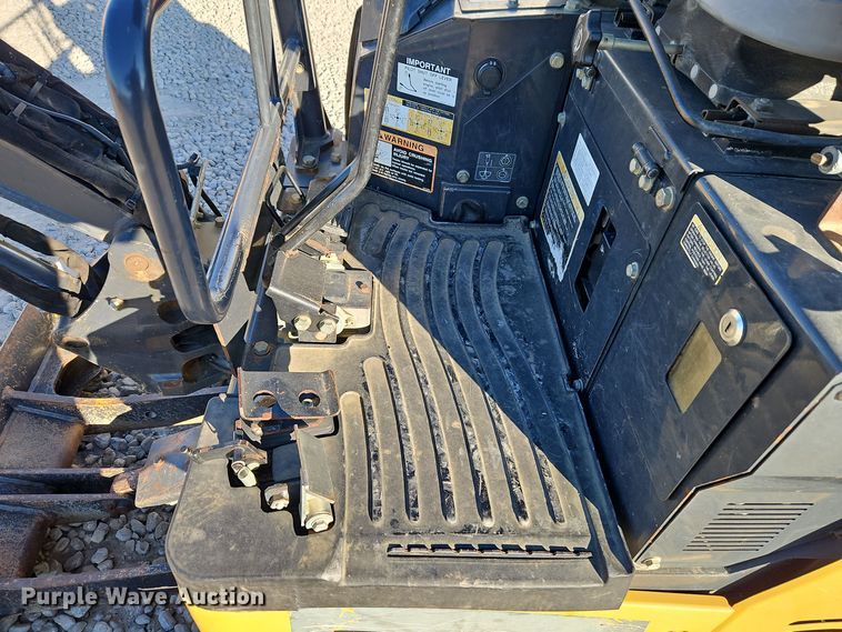 image for item EI8698 2015 John Deere 17G mini excavator