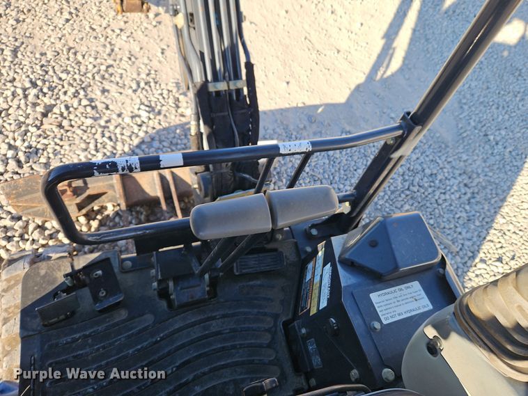 image for item EI8698 2015 John Deere 17G mini excavator