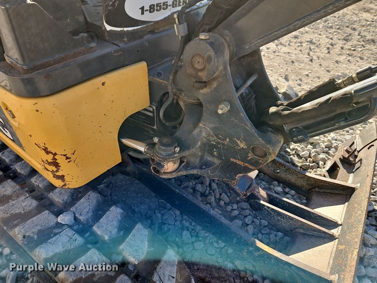 image for item EI8698 2015 John Deere 17G mini excavator