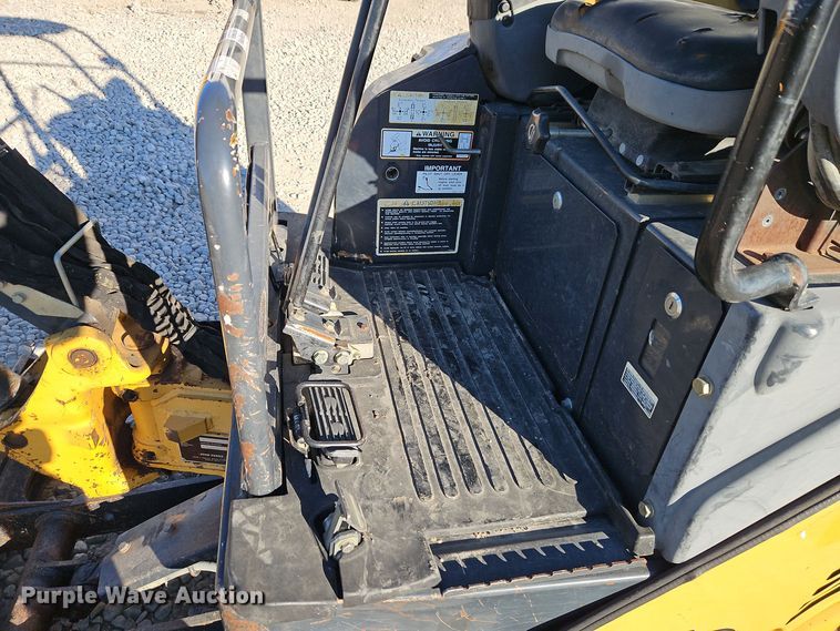 image for item EI8702 2012 John Deere 17D mini excavator