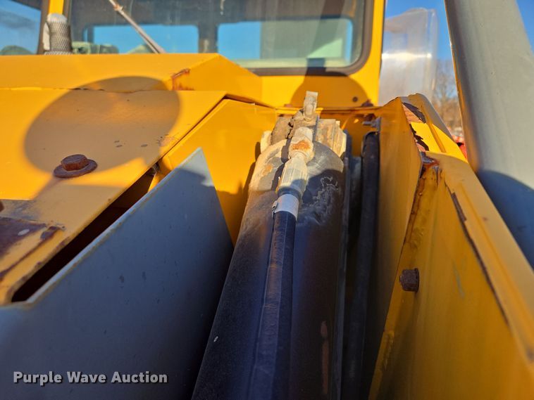 image for item EQ3855 2004 Elgin Pelican  street sweeper