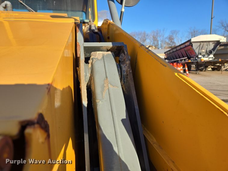 image for item EQ3855 2004 Elgin Pelican  street sweeper