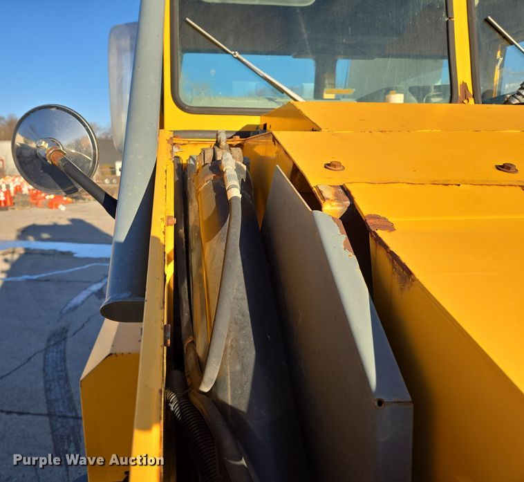 image for item EQ3855 2004 Elgin Pelican  street sweeper