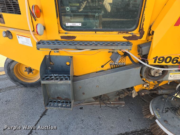 image for item EQ3855 2004 Elgin Pelican  street sweeper