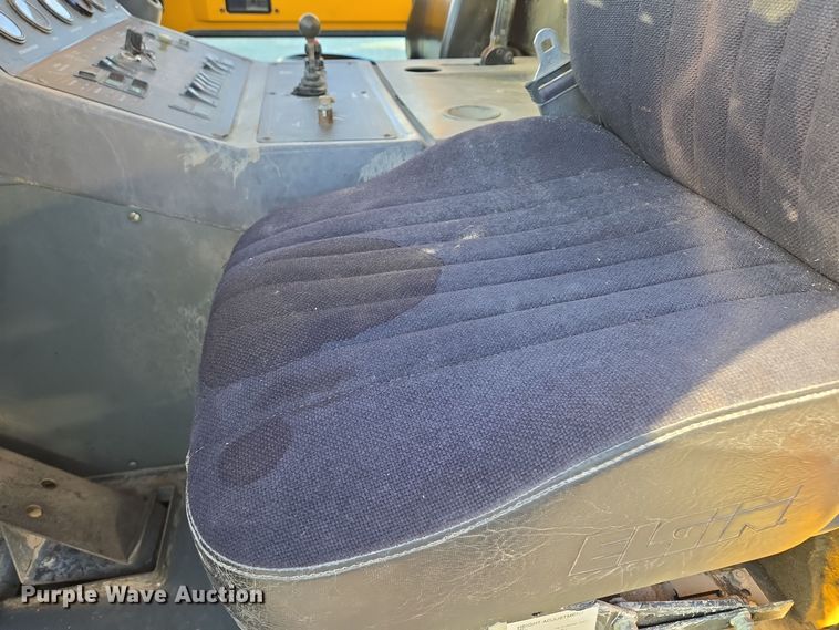 image for item EQ3855 2004 Elgin Pelican  street sweeper