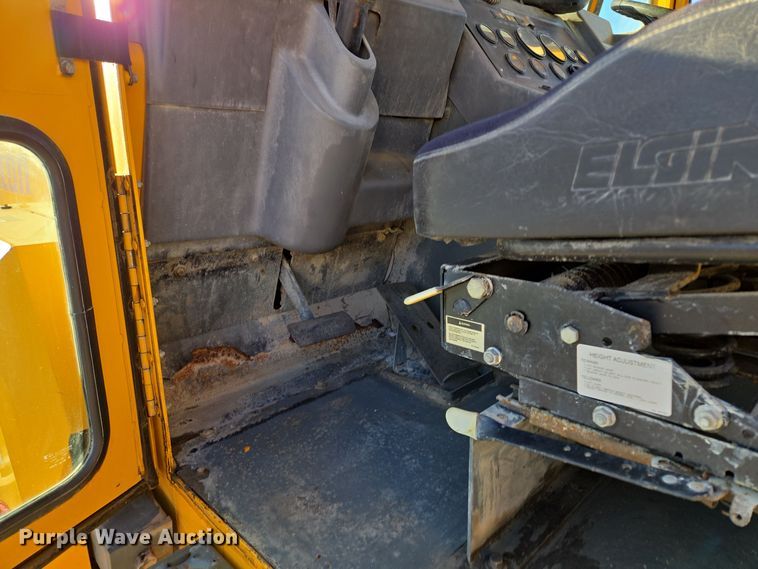 image for item EQ3855 2004 Elgin Pelican  street sweeper