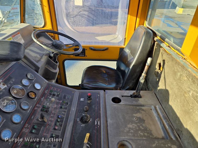 image for item EQ3855 2004 Elgin Pelican  street sweeper