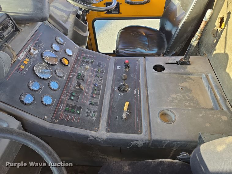 image for item EQ3855 2004 Elgin Pelican  street sweeper