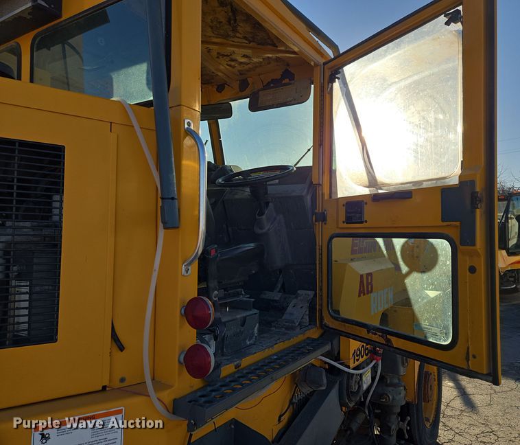 image for item EQ3855 2004 Elgin Pelican  street sweeper