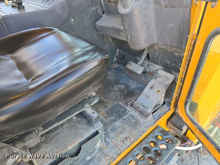 image for item EQ3855 2004 Elgin Pelican  street sweeper