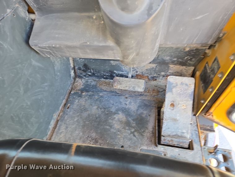 image for item EQ3855 2004 Elgin Pelican  street sweeper