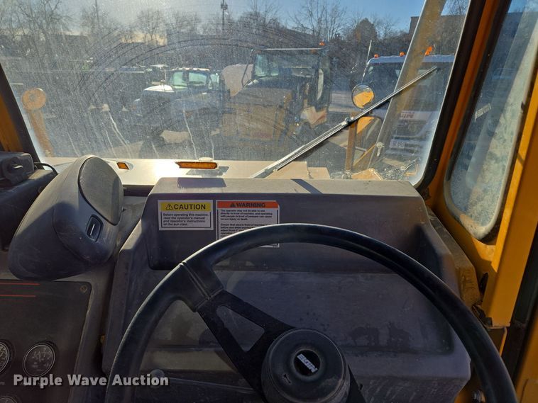 image for item EQ3855 2004 Elgin Pelican  street sweeper