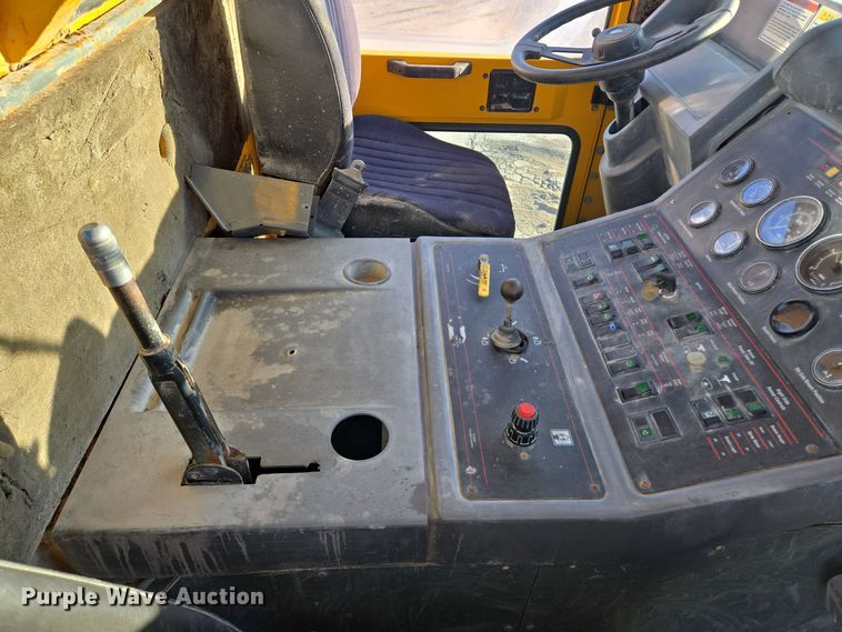 image for item EQ3855 2004 Elgin Pelican  street sweeper